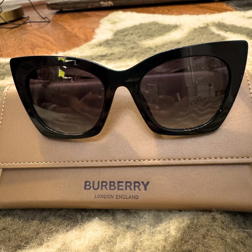 NIB Burberry Marianne sunglasses 
Cat eye 52mm